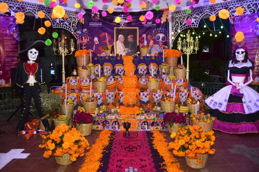 A los difuntos que llegan el 28 de octubre se les puede poner en la ofrenda su comida y bebidas favoritas | Foto: Agencia Es Imagen para El Universal Puebla