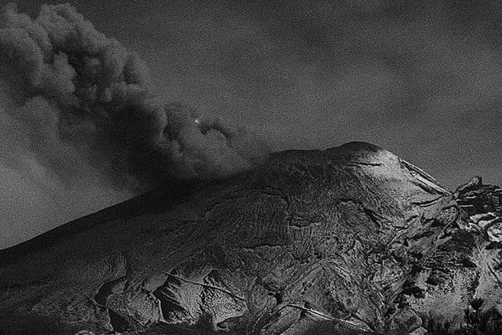 El Popocatépetl inició el 2023 con actividad explosiva. Foto: CENAPRED