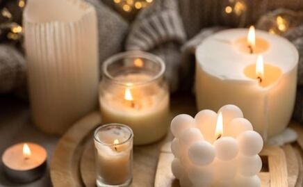 El truco para quitar la cera pegada de las velas acabadas en candelabros