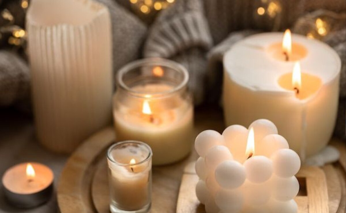 Descubre cómo reutilizar los recipientes de velas de forma sencilla y efectiva. Fuente: Freepik.