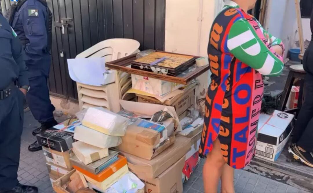 La oficina del periodista Marco Aurelio Ramírez Hernández fue desalojada en Tehuacán, sus cosas fueron lanzadas a la calle | Foto: Facebook Enigma Tehuacán