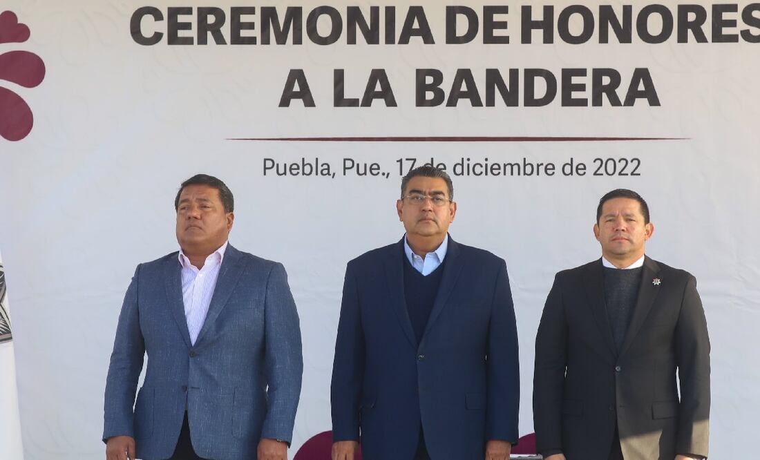 El gobernador Sergio Salomón encabezó la ceremonia de honores a la bandera en el C5 | FOTO: Agencia Es Imagen para El Universal Puebla