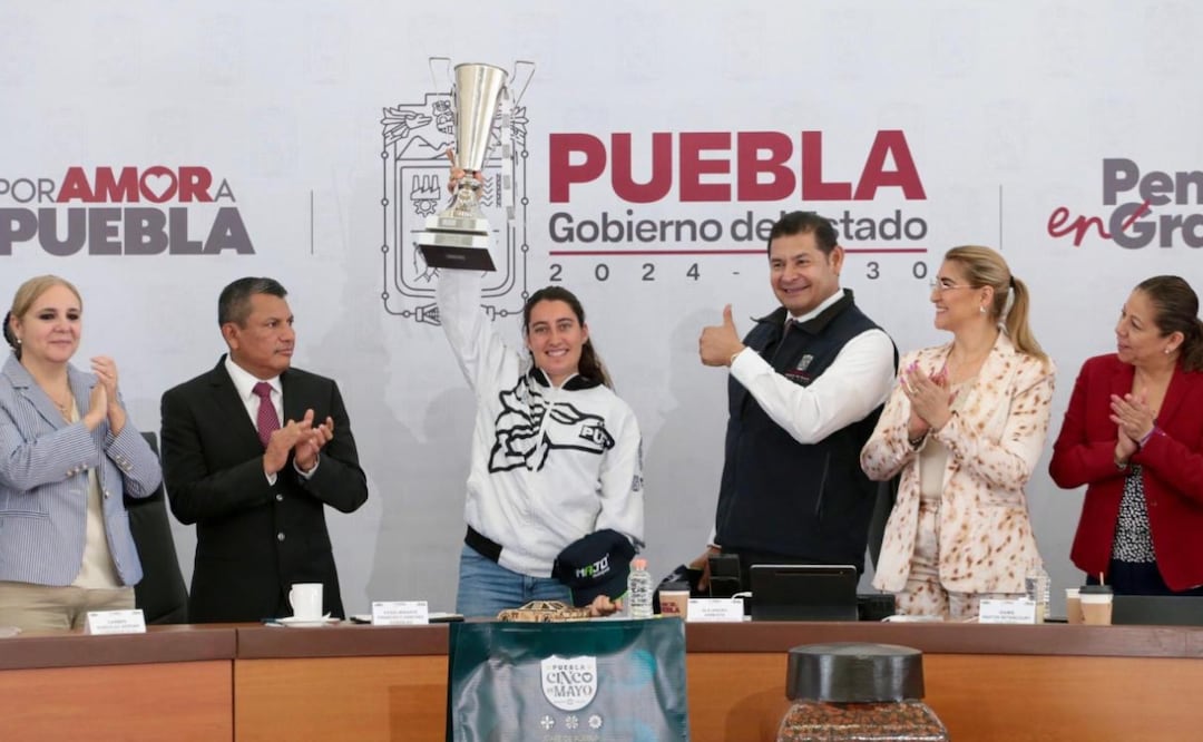 Talento deportivo fortalece a Puebla: Alejandro Armenta Mier distingue a piloto poblana | Foto: Gobierno del Estado
