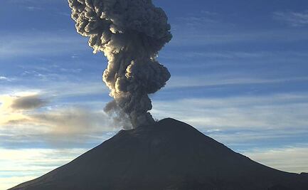 Volcán Popocatépetl emite fumarola de 3 kilómetros sobre el cráter