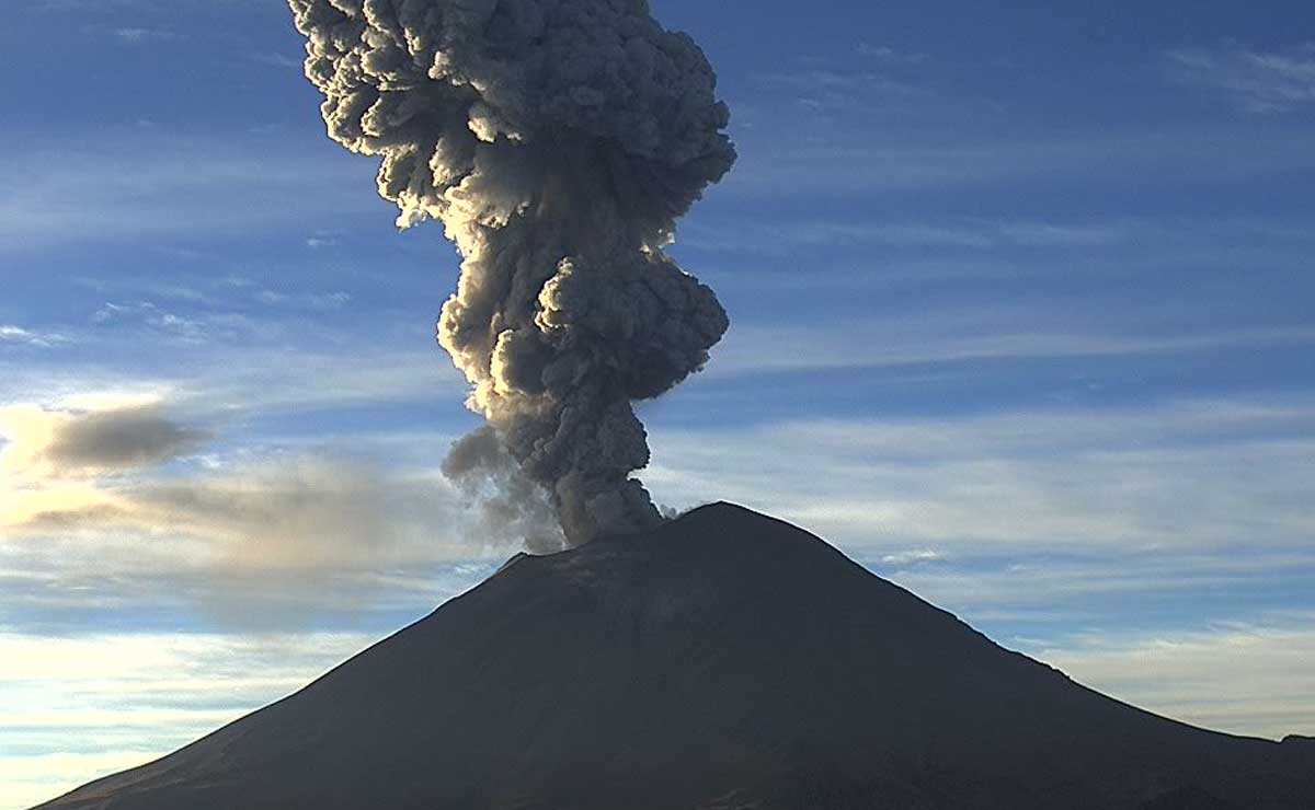 Volcán Popocatépetl emite fumarola de 3 kilómetros sobre el cráter