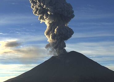 Volcán Popocatépetl emite fumarola de 3 kilómetros sobre el cráter