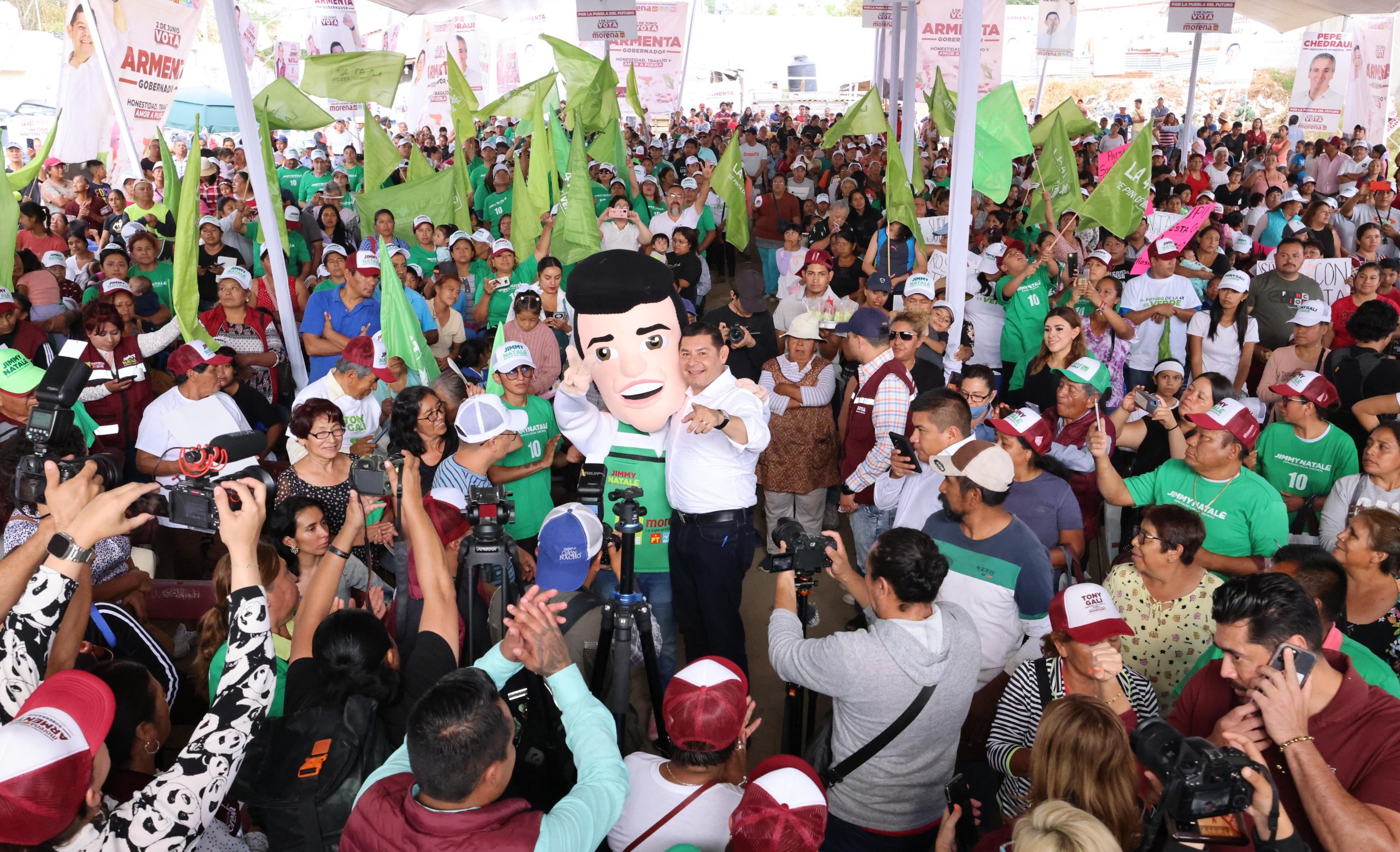Alejandro Armenta ofrece seguridad y servicios básicos en San Pablo Xochimehuacán