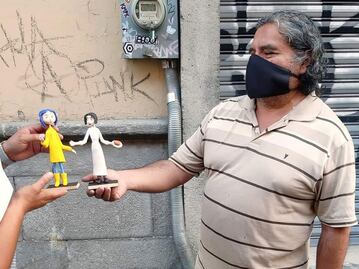 Esta es una historia más de superación: poblano se gana la vida vendiendo artesanías