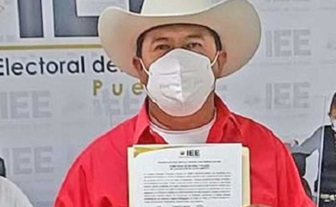 Empleados del Ayuntamiento de Tlapanalá acusaron a Silverio Galicia Baltazar de hacer mal uso de un vehículo del DIF | foto: agencia Es Imagen para El Universal Puebla