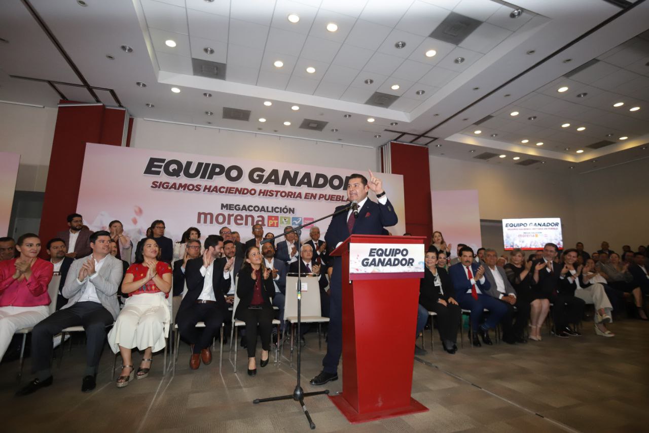 Alejandro Armenta presenta a su equipo de campaña en busca de la gubernatura de Puebla