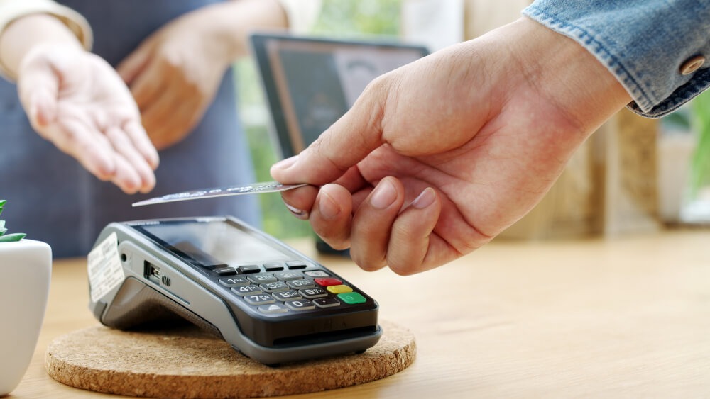 Actualmente, muchos sistemas de POS cuentan con características innovadoras que pueden transformar por completo la gestión de tu negocio. Por ejemplo, algunos de estos sistemas integran inteligencia artificial que analiza las tendencias de ventas y te sugiere productos, lo que facilita una mejor toma de decisiones.

Foto: Producción El Universal Puebla