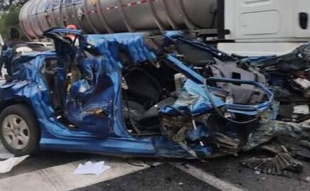 ¡Se salvan de milagro! Familia queda prensada tras choque en la Amozoc-Perote