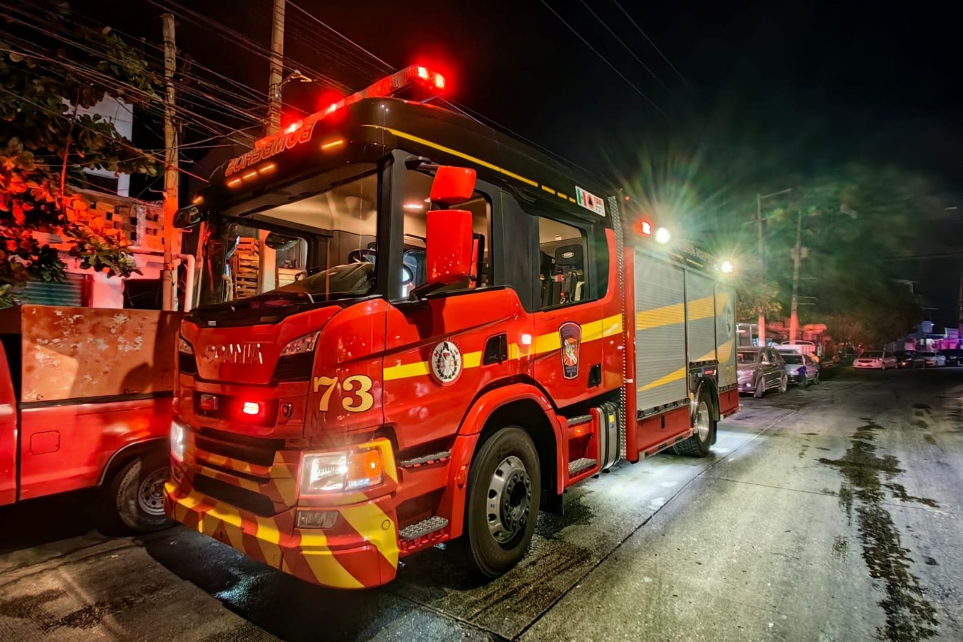 ¿Qué trabajadores no descansan generalmente en días festivos y por qué?