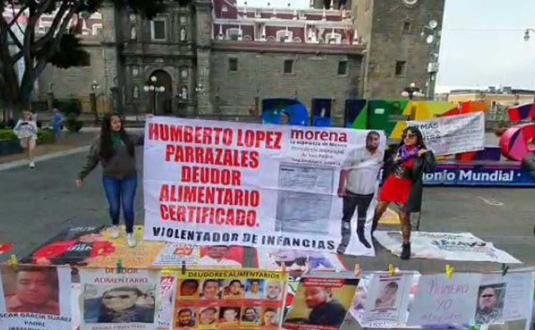 Madres de familia colgaron las fotografías, nombres y cargos de quienes no pagan la pensión de sus hijos | foto: Agencia Es Imagen para El Universal Puebla