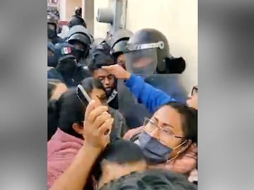 ¡Todo por culpa del DAP! Se enfrentan policías y pobladores en Zinacatepec