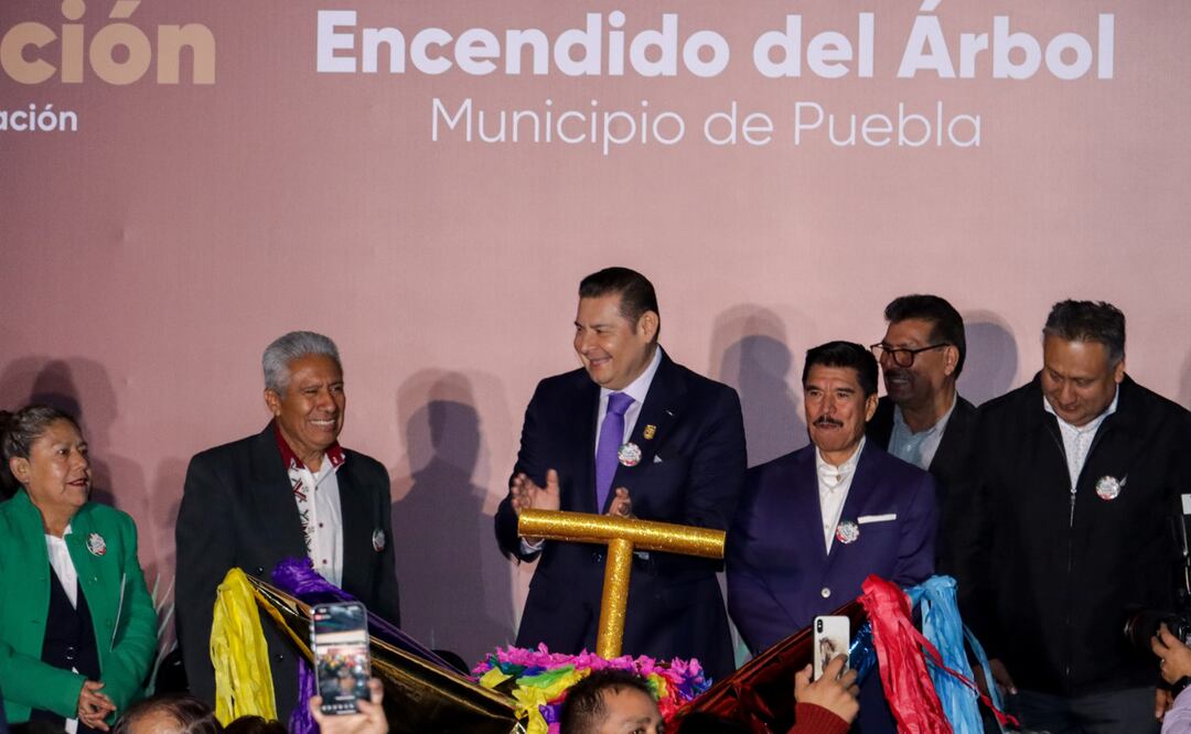 El gobernador Alejandro Armenta realiza el encendido del árbol de Navidad de la SEP I Foto: EsImagen