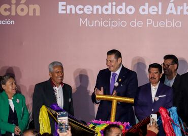 Alejandro Armenta encabeza encendido del árbol de Navidad en la SEP