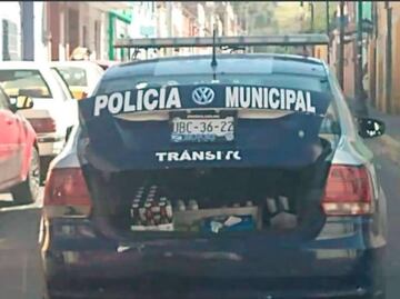 Cachan a agentes de tránsito de San Pedro Cholula con cervezas en su patrulla