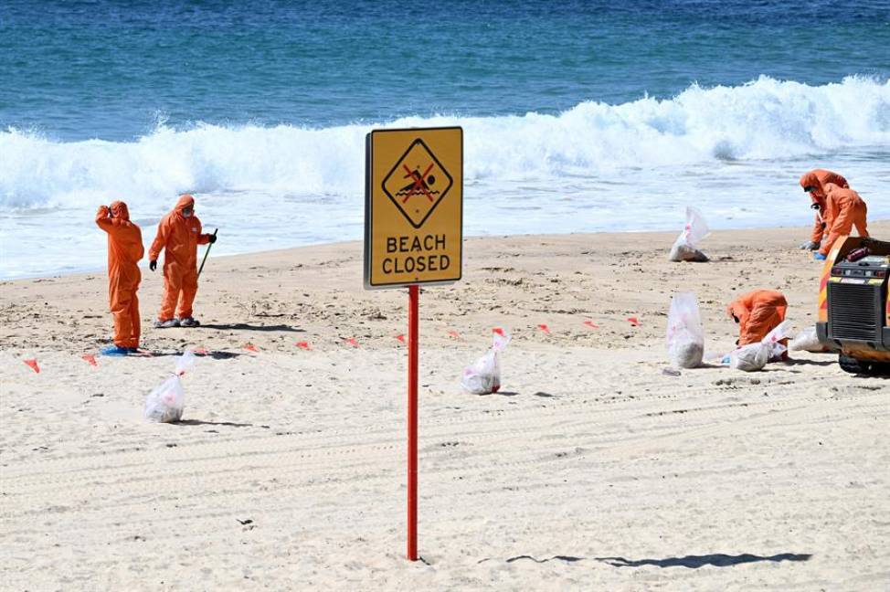 Las autoridades han recomendado a las personas evitar las playas mientras el personal de medio ambiente realiza pruebas y se encarga de retirar estas extrañas bolas negras. 
Foto: Producción El Universal Puebla