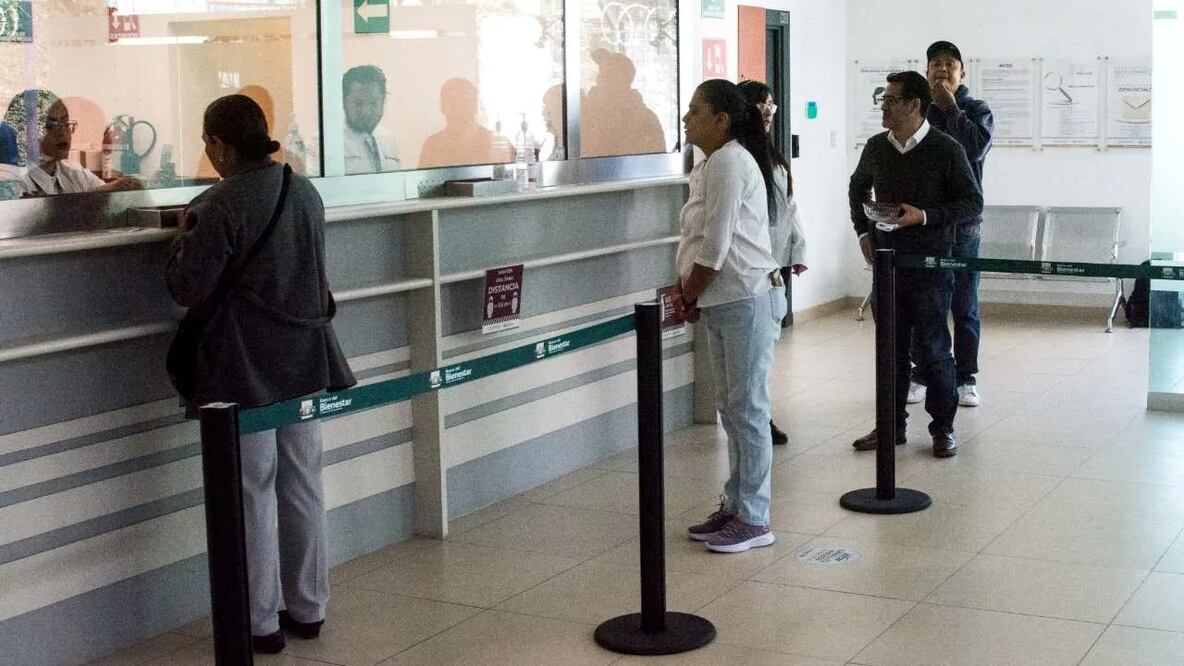 Según las condiciones operativas establecidas para la entrega de la Pensión del Bienestar, los beneficiarios reciben el pago según el orden alfabético de la inicial de su primer apellido.
Foto: Producción El Universal Puebla