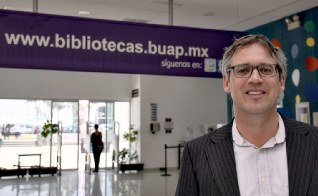 La conferencia fue impartida en el vestíbulo de la Biblioteca Central Universitaria de la BUAP. | Foto: BUAP