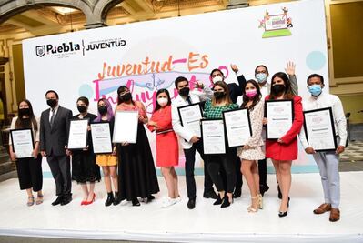 Reconocen a 12 jóvenes de Puebla por aportaciones sociales