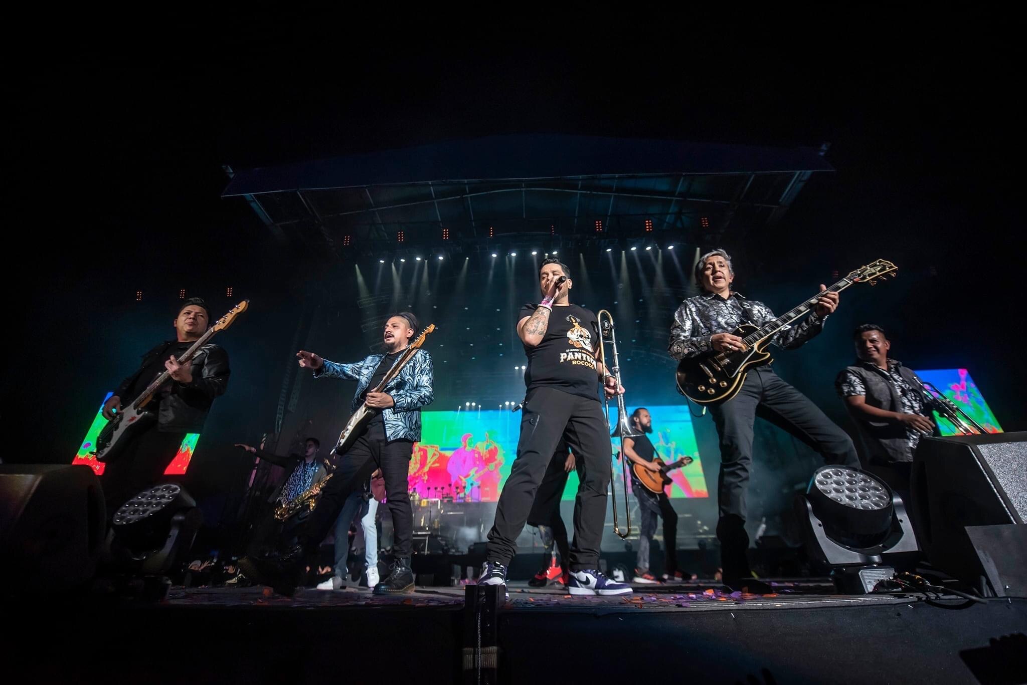 Panteón Rococó se ha consolidado como una de las bandas más destacadas en México, extendiendo su influencia más allá de las fronteras nacionales. 

Foto: Producción El Universal Puebla