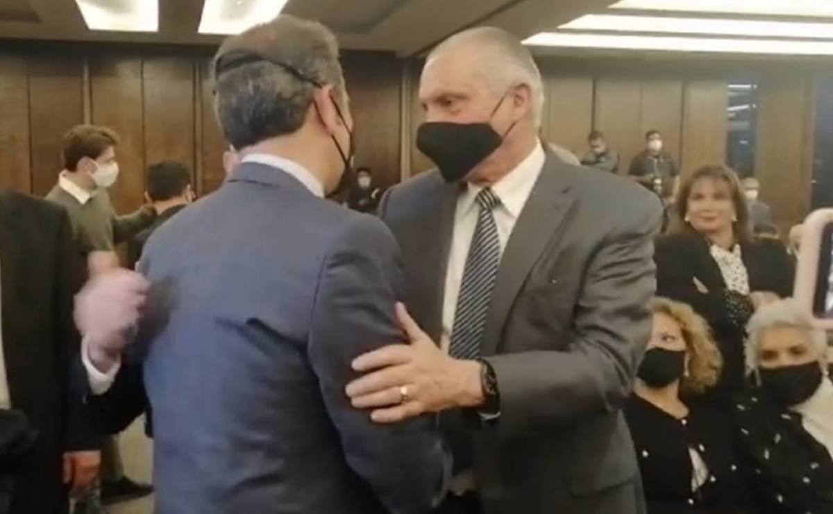 "Ahora sólo estoy a disposición de mi esposa", bromea Salvador Cienfuegos