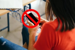 SEP Puebla prohíbe uso de celulares en primarias y secundarias durante clases