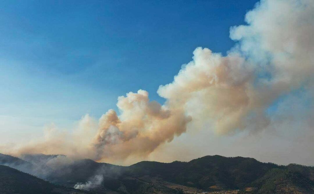 La quema de pastizales para preparar la tierra para sembrar, es un proceso peligroso que puede provocar incendios | Foto: Agencia Es Imagen para El Universal Puebla