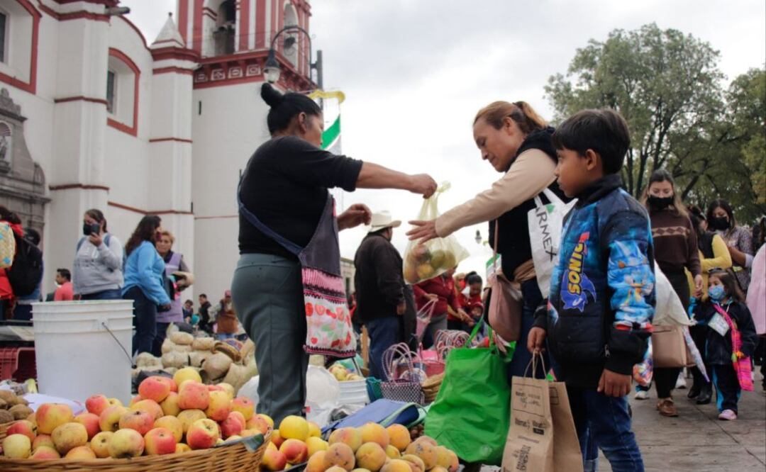 El trueque en San Pedro Cholula se realiza desde antes de la llegada de los españoles | Foto: Agencia Es Imagen para El Universal Puebla