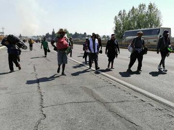 Migrantes bloquean autopista México-Puebla