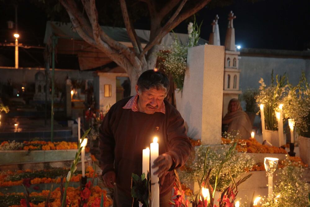 El 1 y 2 de noviembre habrá servicio de noche en los panteones de Puebla | Foto: EsImagen