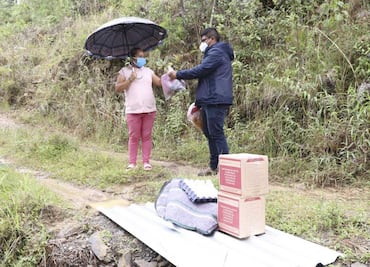 Entregan víveres a damnificados del huracán Grace