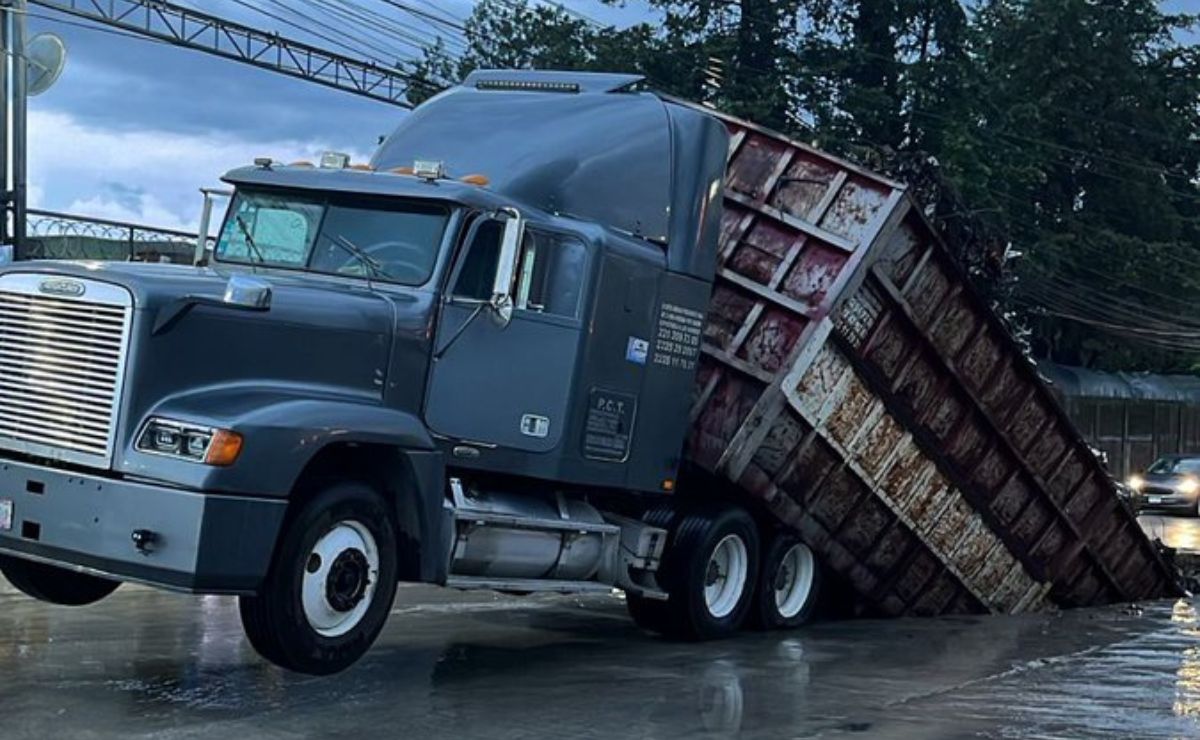 Se abre socavón en Amozoc y cae tráiler