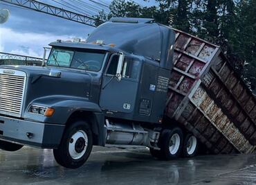 Se abre socavón en Amozoc y cae tráiler