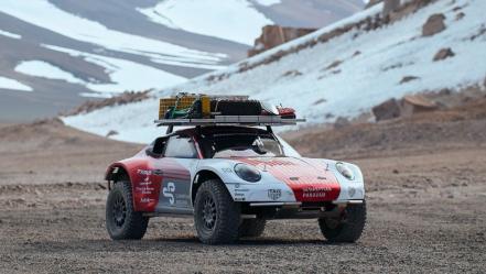 Porsche 911 deja las pistas y es llevado al extremo hasta la cima de un volcán