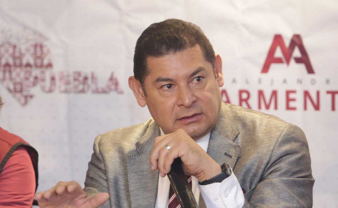El senador Alejandro Armenta dice que la competencia es con el PAN | Foto: Agencia Es Imagen para El Universal Puebla
