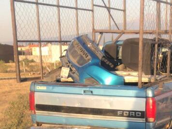 Arrestan a sujetos que desvalijaban un auto en la Villa Olímpica