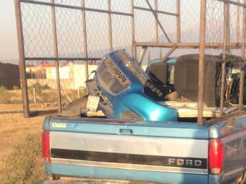 Arrestan a sujetos que desvalijaban un auto en la Villa Olímpica