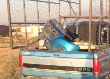 Arrestan a sujetos que desvalijaban un auto en la Villa Olímpica