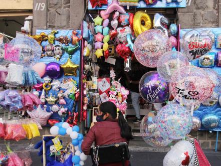 Personas con discapacidad visual padecen caos para transitar por el centro de Puebla
