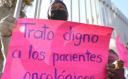 Mujeres con cáncer se manifiestan en el Hospital General del Sur