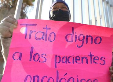 Mujeres con cáncer se manifiestan en el Hospital General del Sur