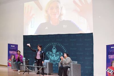 Kathrine Switzer da conferencia en la BUAP