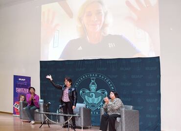 Kathrine Switzer da conferencia en la BUAP