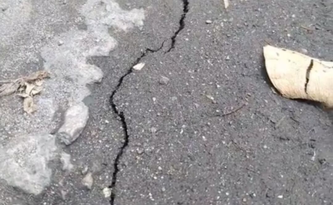 El asfalto no se está abriendo ni hay humo debajo de él, ten cuidado con las fakenews del Popocatépetl | Foto: Twitter @FriasAlejandro_