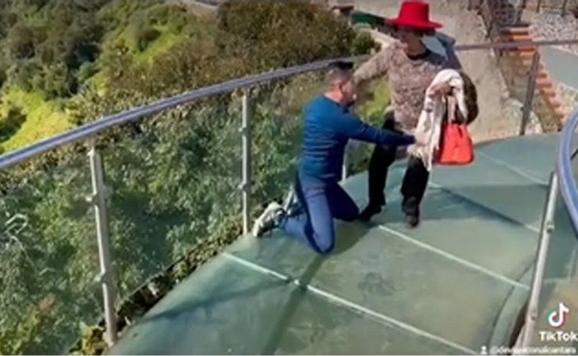 Influencer sufre un ataque de pánico sobre el puente de Zacatlán