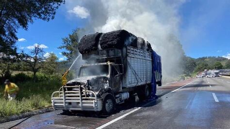 Se incendia camión en la México-Puebla; hay tráfico a la altura de Tlahuapan