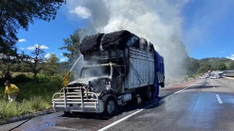 Se incendia camión en la México-Puebla; hay tráfico a la altura de Tlahuapan